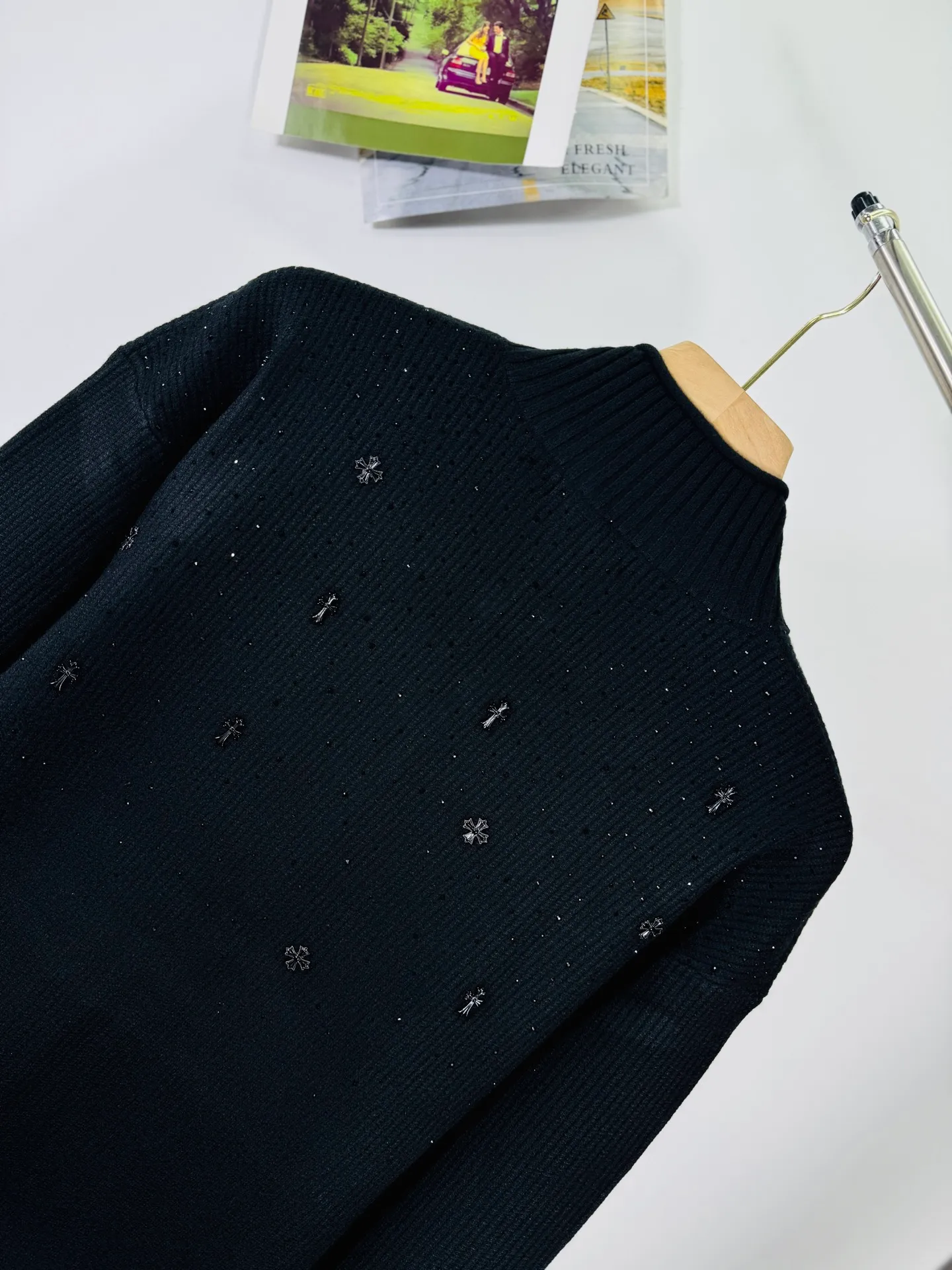 P360 top version 🐮 Real shot without P, different from market products】 Chrome Hearts ❄️2025 new classic starry sky couple style zipper knitted sweater 🔥High version🔥High version🔥 The fabric is made of 32-count cotton yarn blended material, which is skin-friendly and does not stick to the body, does not cause pilling, feels very soft, super comfortable, fashionable and individual, super versatile and good-looking knitted sweater, very suitable for both men and women, a must-have for everyone. Packaging Hang tag collar label washed wheat complete👍 Style number: 1101 Color: black Code number: s-xl